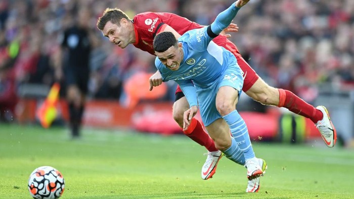 LIVERPOOL, ENGLAND - OCTOBER 03: Phil Foden of Manchester City breaks away from James Milner of Liverpool during the Premier League match between Liverpool and Manchester City at Anfield on October 03, 2021 in Liverpool, England. (Photo by Michael Regan/Getty Images)