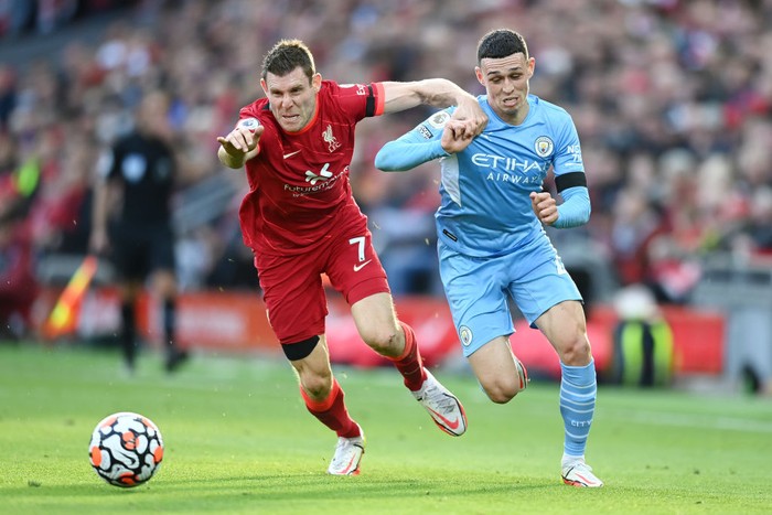 LIVERPOOL, ENGLAND - OCTOBER 03: Phil Foden of Manchester City breaks away from James Milner of Liverpool during the Premier League match between Liverpool and Manchester City at Anfield on October 03, 2021 in Liverpool, England. (Photo by Michael Regan/Getty Images)