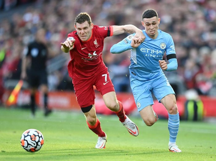 LIVERPOOL, ENGLAND - OCTOBER 03: Phil Foden of Manchester City breaks away from James Milner of Liverpool during the Premier League match between Liverpool and Manchester City at Anfield on October 03, 2021 in Liverpool, England. (Photo by Michael Regan/Getty Images)