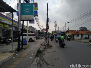 Tiang Dicabut, Kabel Jl WR Supratman Centang Perenang Disangga Bambu Tiang Dicabut, Kabel Jl WR Supratman Centang Perenang Disangga Bambu