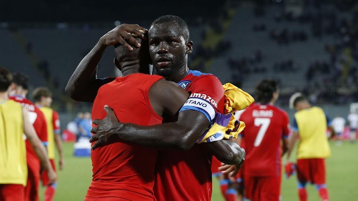 FLORENCE, ITALY - OCTOBER 03: Vitor Osimhen and Kalidou Koulibaly of SSC Napoli celebrates the victory after during the Serie A match between ACF Fiorentina v SSC Napoli  at Stadio Artemio Franchi on October 3, 2021 in Florence, Italy.  (Photo by Gabriele Maltinti/Getty Images)