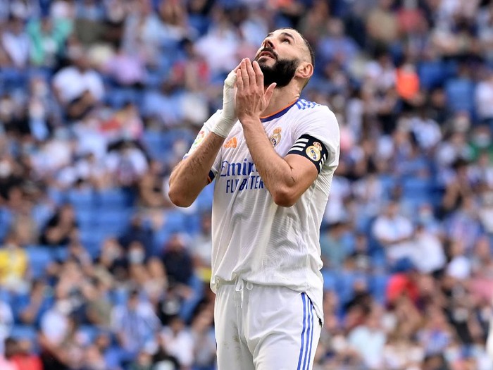 BARCELONA, SPAIN - OCTOBER 03: Karim Benzema of Real Madrid reacts after missing a chance during the La Liga Santander match between RCD Espanyol and Real Madrid CF at RCDE Stadium on October 03, 2021 in Barcelona, Spain. (Photo by David Ramos/Getty Images)