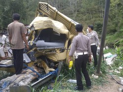 Truk Muat Keramik Tabrak Pohon di Jalur Pacitan-Ponorogo, Sopir Kritis