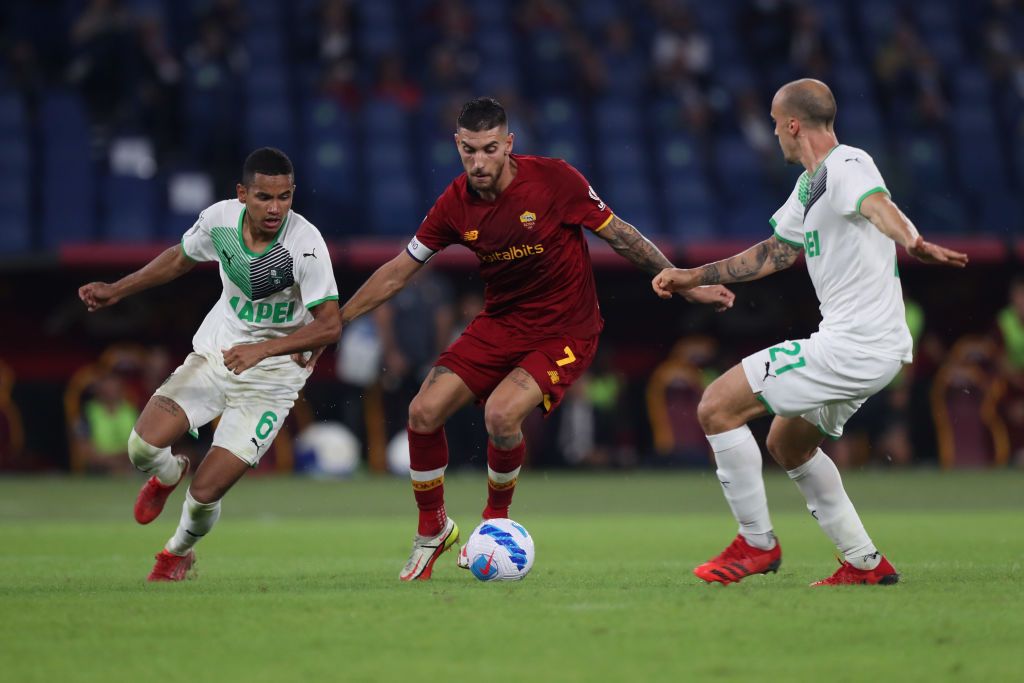SALERNO, ITALY - AUGUST 29: Lorenzo Pellegrini of AS Roma celebrates after scoring the 0-4 goal during the Serie A match between US Salernitana and AS Roma at Stadio Arechi on August 29, 2021 in Salerno, Italy. (Photo by Francesco Pecoraro/Getty Images)