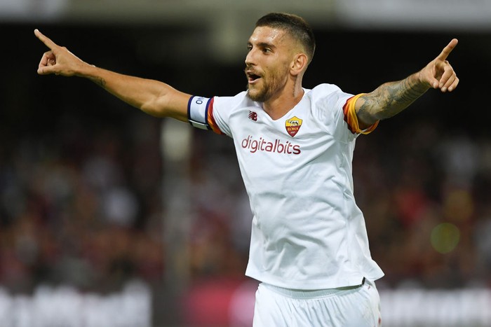 SALERNO, ITALY - AUGUST 29: Lorenzo Pellegrini of AS Roma celebrates after scoring the 0-4 goal during the Serie A match between US Salernitana and AS Roma at Stadio Arechi on August 29, 2021 in Salerno, Italy. (Photo by Francesco Pecoraro/Getty Images)