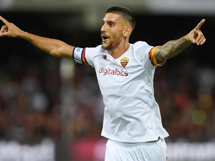SALERNO, ITALY - AUGUST 29: Lorenzo Pellegrini of AS Roma celebrates after scoring the 0-4 goal during the Serie A match between US Salernitana and AS Roma at Stadio Arechi on August 29, 2021 in Salerno, Italy. (Photo by Francesco Pecoraro/Getty Images)