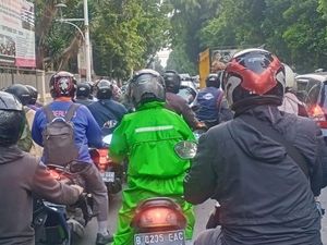 Tapal Kuda LA Menuju Jakarta Macet Lagi di Hari Kerja Tapal Kuda LA Menuju Jakarta Macet Lagi di Hari Kerja