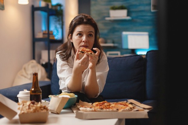 Penumpukan hormon stres memaksa tubuh untuk mencari ketenangan melalui hal lain, salah satunya makanan.