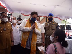 Tinjau Vaksinasi, Airlangga Beri Bantuan untuk Nakes di Ambon