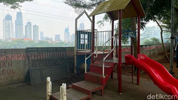 Miris! Taman Bermain Anak di Petamburan Kotor dan Tak Terawat