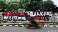 Mural Koruptor Dirangkul Rakyat Kecil Dipukul Mejeng di Jakarta