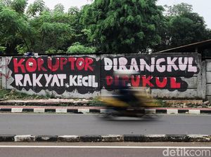 Mural Koruptor Dirangkul Rakyat Kecil Dipukul Mejeng di Jakarta