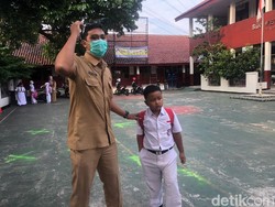Sekolah Tatap Muka Perdana di Depok, Ada Murid Datang Tak Pakai Masker