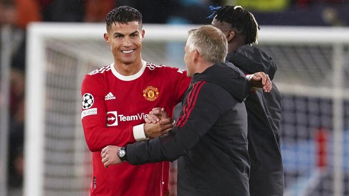 Manchester Uniteds manager Ole Gunnar Solskjaer celebrates with Cristiano Ronaldo, left, following their Champions League Group F soccer win over Villarreal at Old Trafford, Manchester, England, Wednesday, Sept. 29, 2021. (AP Photo/Dave Thompson)
