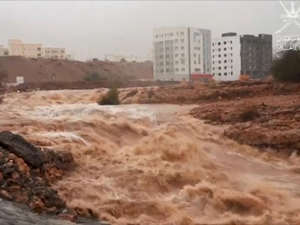 Topan Tropis Shaheen Hantam Oman, 3 Orang Tewas