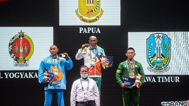 Atlet binaraga Papua Oto Gidion Wantik (tengah) berfoto bersama atlet binaraga DIY Bambang Sujatmoko (kiri) dan atlet binaraga Jawa Timur Kariyono (kanan). pada seremoni penyerahan medali binaraga kelas 65 kilogram PON Papua di Auditorium Universitas Cenderawasih, Jayapura, Papua, Senin (4/10/2021). Oto Gidion Wantik meraih medali emas, medali perak diraih Bambang Sujatmoko dan medali perunggu diraih Kariyono. ANTARA FOTO/Indrayadi TH/tom.
