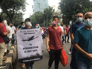 Polisi Bubarkan Massa Pencari Suaka Afghanistan di Kantor UNHCR Polisi Bubarkan Massa Pencari Suaka Afghanistan di Kantor UNHCR