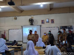 PTM Dimulai, Ada Siswa SMAN 3 Depok Belum Dapat Seragam Sekolah