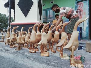 Perajin Miniatur Bebek Bambu Tetap Eksis di Saat Pandemi Perajin Miniatur Bebek Bambu Tetap Eksis di Saat Pandemi