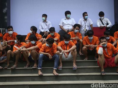 Belasan Tersangka Kasus Narkoba Dipamerkan