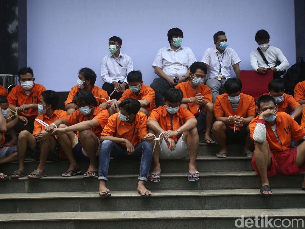 Belasan Tersangka Kasus Narkoba Dipamerkan Belasan Tersangka Kasus Narkoba Dipamerkan