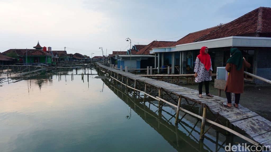 Dukuh/Desa Timbulsloko, Kecamatan Sayung, Demak, merupakan permukiman yang tergenang air laut atau rob. Untuk mengantisipasi limpasan rob, warga meninggikan rumahnya bak 'rumah panggung' dan membuat jembatan swadaya.