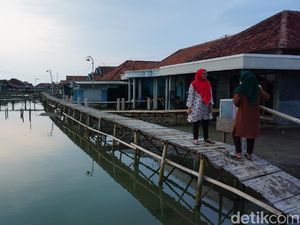 Menengok Kampung Rumah Panggung di Demak yang Tergenang Rob Menengok Kampung Rumah Panggung di Demak yang Tergenang Rob