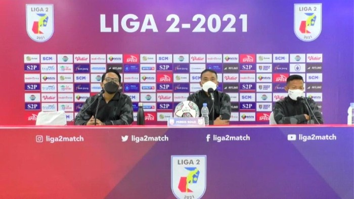 Pelatih Persis Solo Eko Purdjianto dan kapten tim Eky Taufik saat jumpa pers jelang laga