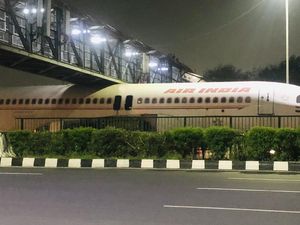 Duh, Ada Pesawat Nyangkut di Bawah Jembatan Penyeberangan Orang