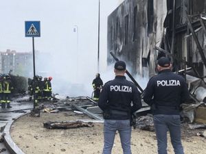 Pesawat Tabrak Gedung di Milan, 8 Orang Tewas