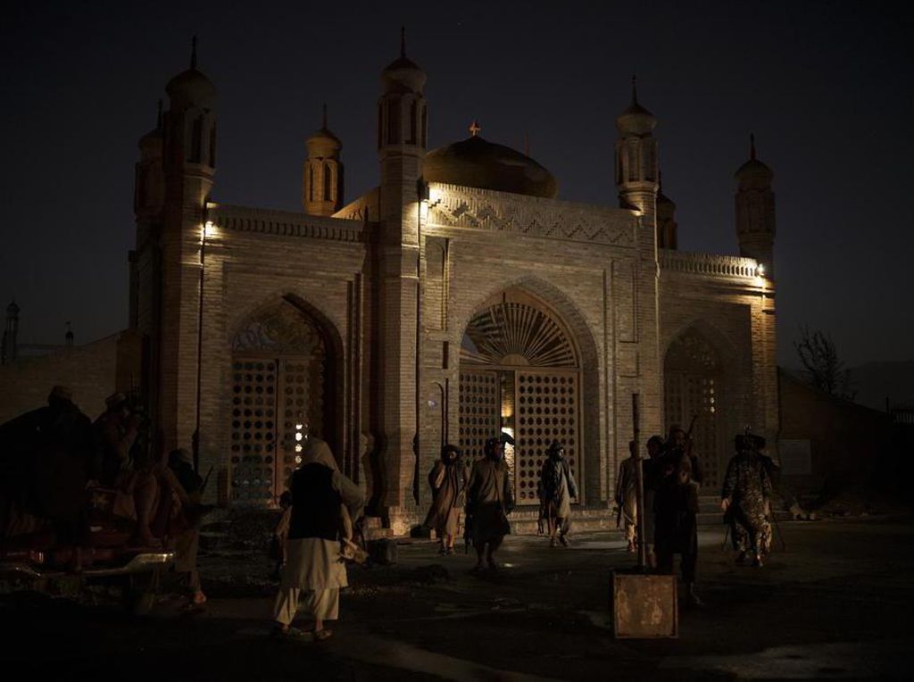 Ledakan Guncang Masjid Kabul Saat Doa Pemakaman Ibunda Jubir Taliban Ledakan Guncang Masjid Kabul Saat Doa Pemakaman Ibunda Jubir Taliban
