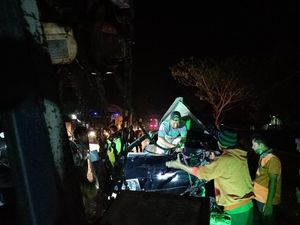 Pikap Tabrak Truk Parkir di Pantura Probolinggo, 1 Tewas  2 Kritis Pikap Tabrak Truk Parkir di Pantura Probolinggo, 1 Tewas  2 Kritis