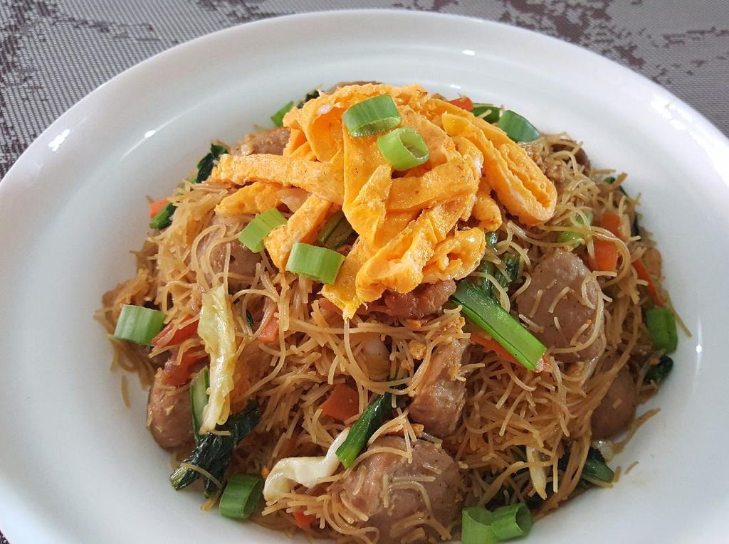 Resep Bihun Goreng Enak Pakai Telur yang Cocok Buat Makan Siang Resep Bihun Goreng Enak Pakai Telur yang Cocok Buat Makan Siang