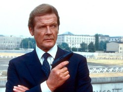 Adegan Seks Tersulit Roger Moore di James Bond