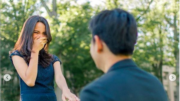 Foto Romantis Puteri Indonesia Dilamar CEO Ruangguru di Kampus Terbaik Dunia