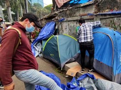 Satpol PP Bongkar Tenda Pencari Suaka Afghanistan di Kebon Sirih