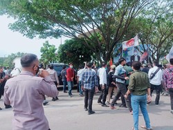 Mahasiswa Demo di Pemprov Banten Berkerumun, Polisi Ingatkan Sanksi Prokes