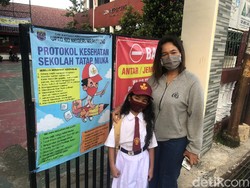 Sekolah Tatap Muka di Depok Digelar, Orang Tua Antusias Antar Anak di Hari Pertama