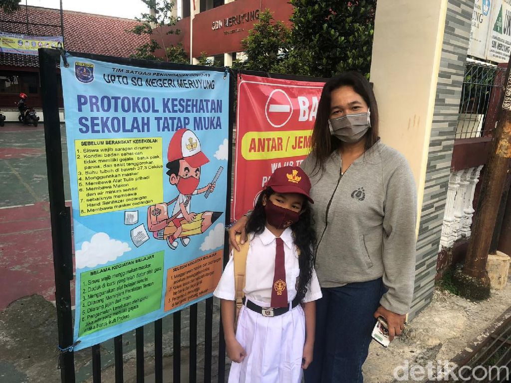 Sekolah Tatap Muka di Depok Digelar, Orang Tua Antusias Antar Anak di Hari Pertama Sekolah Tatap Muka di Depok Digelar, Orang Tua Antusias Antar Anak di Hari Pertama