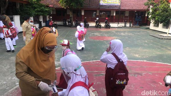 Penuh Antusias, Begini Potret Sekolah Tatap Muka Hari Pertama di Depok