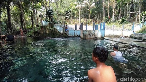 Biru, Jernih dan Segar, Mata Air Alami Sendang Maren Magelang