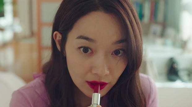 Shin Min Ah mengenakan lipstick dari Givenchy Beauty