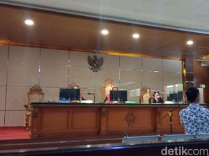 Saksi Sebut Ade Barkah Terima Duit Rp 750 Juta dari Pengusaha Carsa ES Saksi Sebut Ade Barkah Terima Duit Rp 750 Juta dari Pengusaha Carsa ES