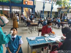 Siswa di Makassar Tes Antigen COVID Sebelum Ikut Simulasi PTM