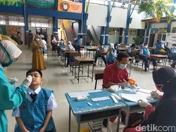 Siswa di Makassar Tes Antigen COVID Sebelum Ikut Simulasi PTM