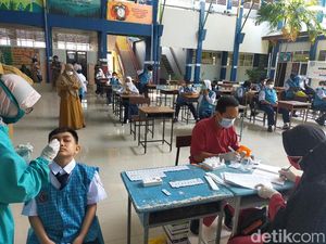 Siswa di Makassar Tes Antigen COVID Sebelum Ikut Simulasi PTM Siswa di Makassar Tes Antigen COVID Sebelum Ikut Simulasi PTM