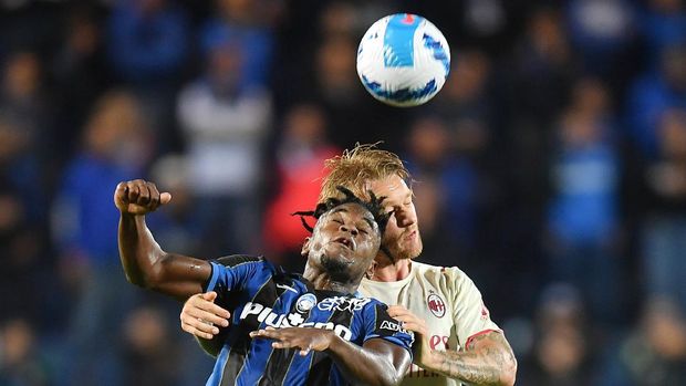 Soccer Football - Serie A - Atalanta v AC Milan - Stadio Atleti Azzurri, Bergamo, Italy - October 3, 2021 Atalanta's Luis Muriel in action with AC Milan's Simon Kjaer REUTERS/Daniele Mascolo
