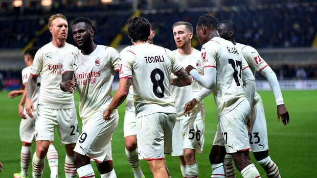SOCCER-ITALY-ATT-MIL/REPORT Soccer Football - Serie A - Atalanta v AC Milan - Stadio Atleti Azzurri, Bergamo, Italy - October 3, 2021 AC Milan's Sandro Tonali celebrates scoring their second goal with teammates REUTERS/Daniele Mascolo