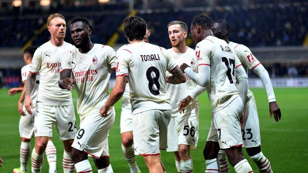 Soccer Football - Serie A - Atalanta v AC Milan - Stadio Atleti Azzurri, Bergamo, Italy - October 3, 2021 AC Milan's Sandro Tonali celebrates scoring their second goal with teammates REUTERS/Daniele Mascolo