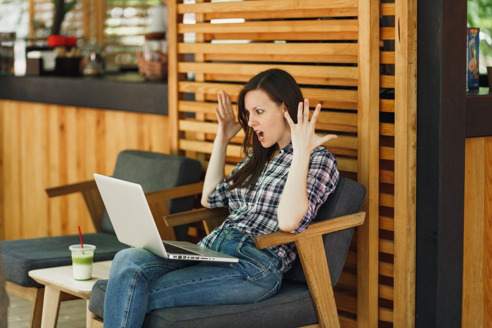 Rasa lelah dapat meningkatkan hormon stres pada tubuh sehingga mood kamu cenderung berubah-ubah.